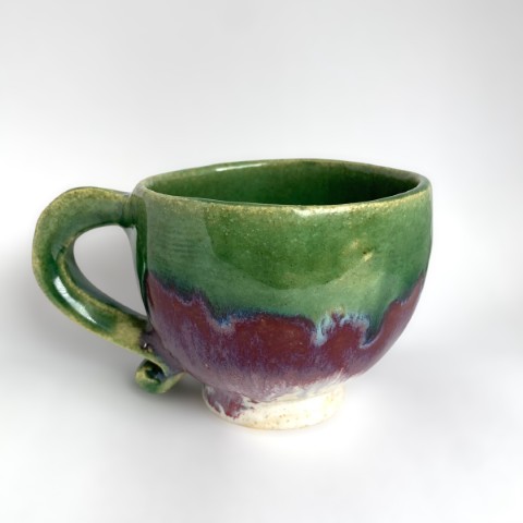 Taza pequeña interior verde musgo, borde verde, exterior morado inferior blanco
